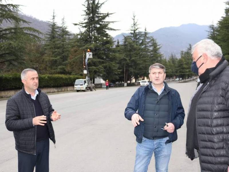 მიმდინარეობს გარე განათების  რეაბილიტაცია,იცვლება ნათურები,ხდება დაზიანებული სისტემის...